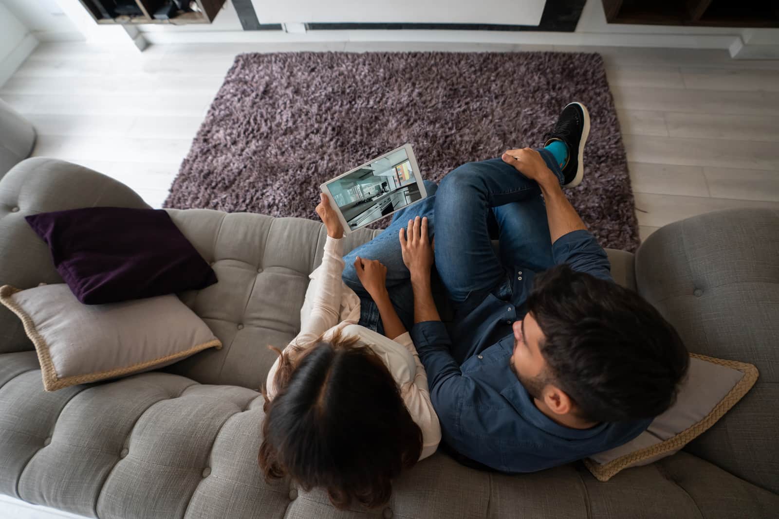 Couple on a virtual home tour