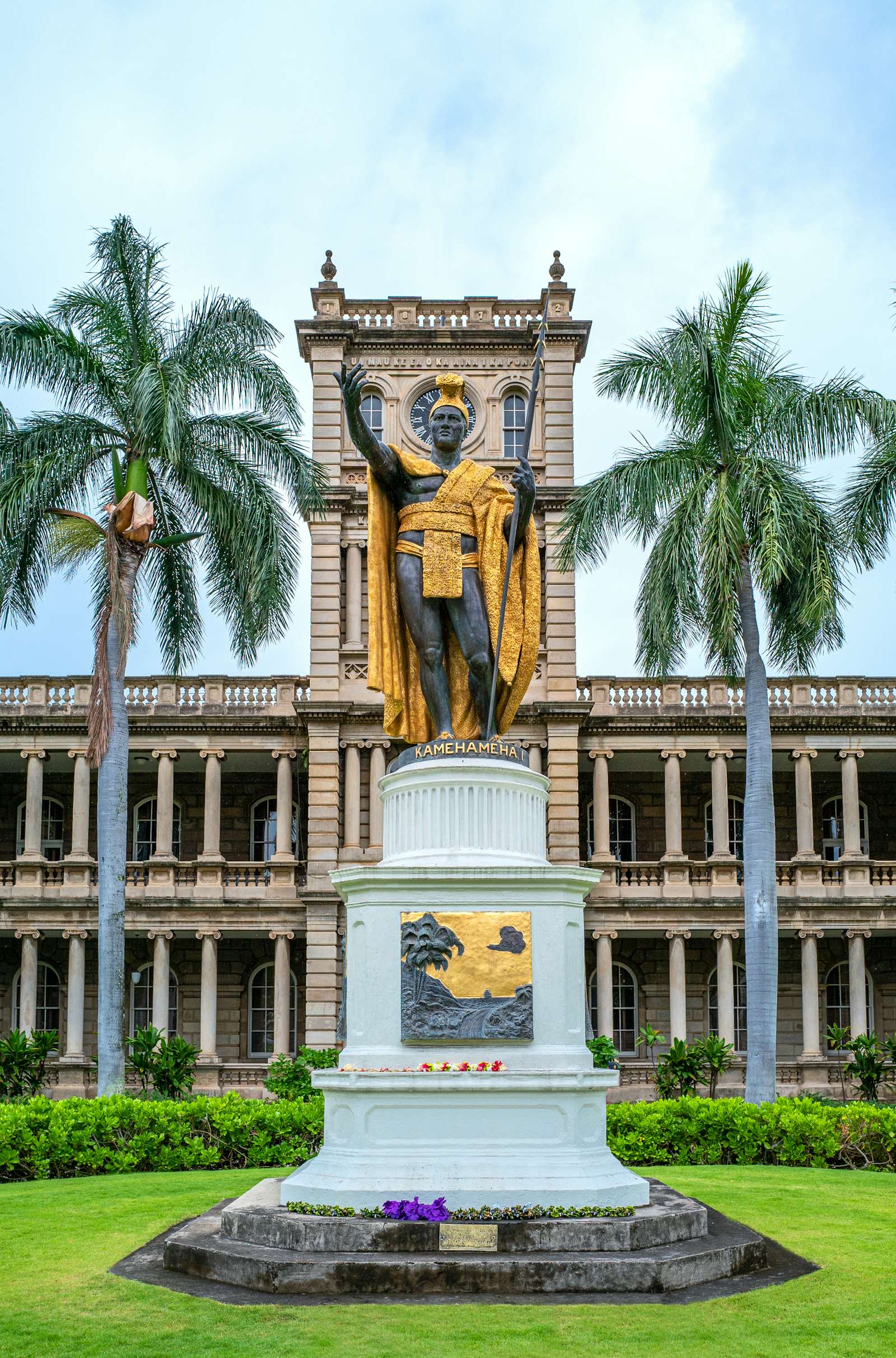 Iolani Hale palace statue Hawaii