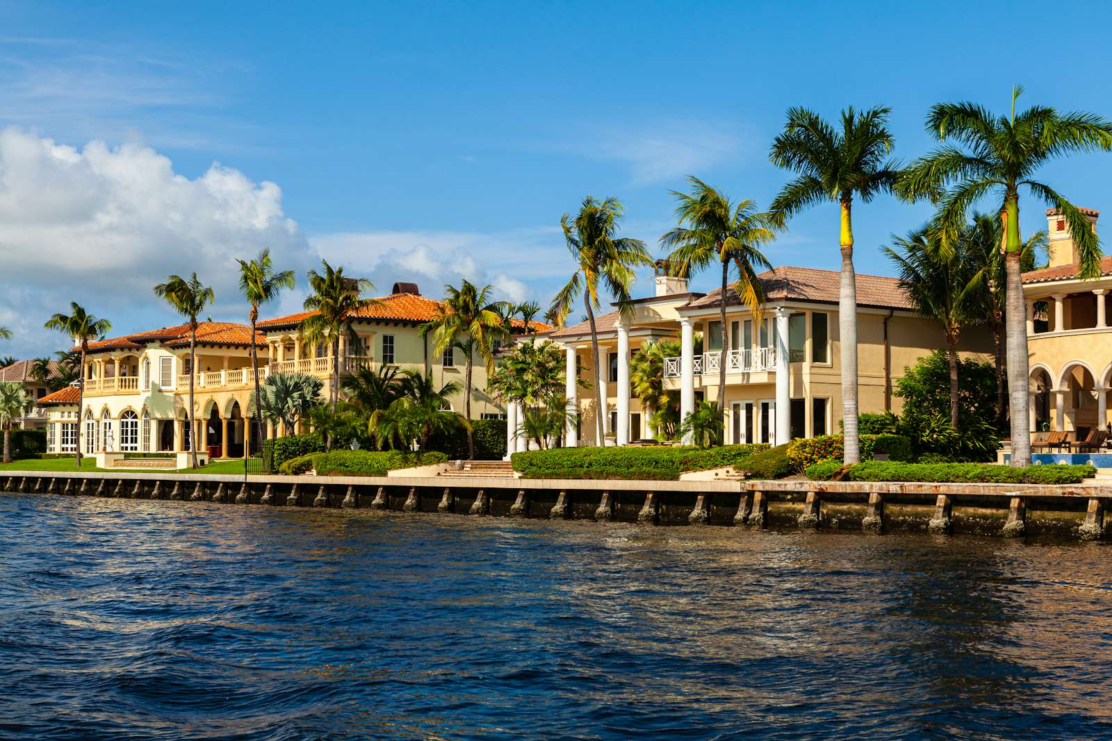 Luxury waterfront homes along the Fort Lauderdale intracoastal waterway in Florida